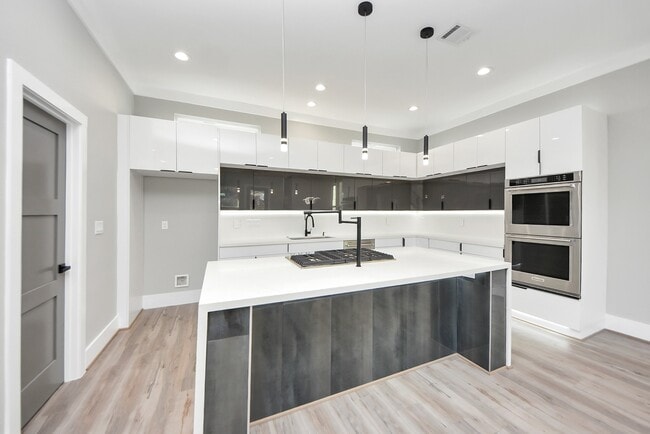 Building Photo - 604 W 28th St