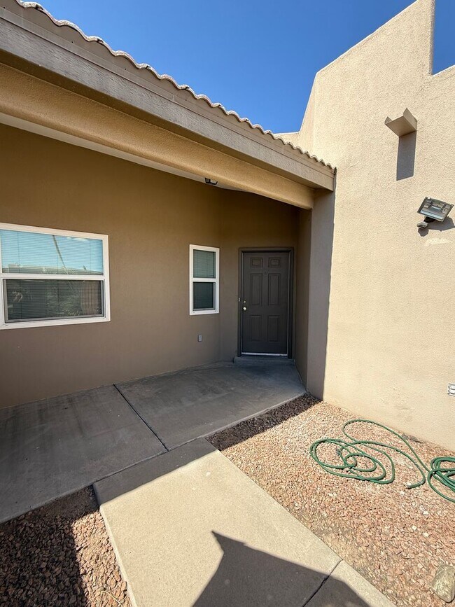 Building Photo - Beautiful 2 Bedroom/2 Bath W/ Office