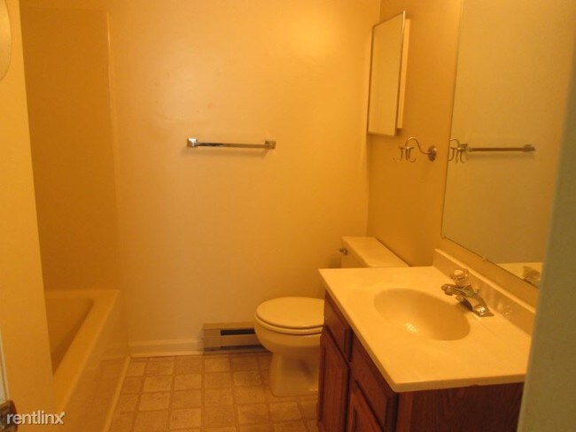 Building Photo - 2 br, 1.5 bath Townhome - 957 Orchard Dr