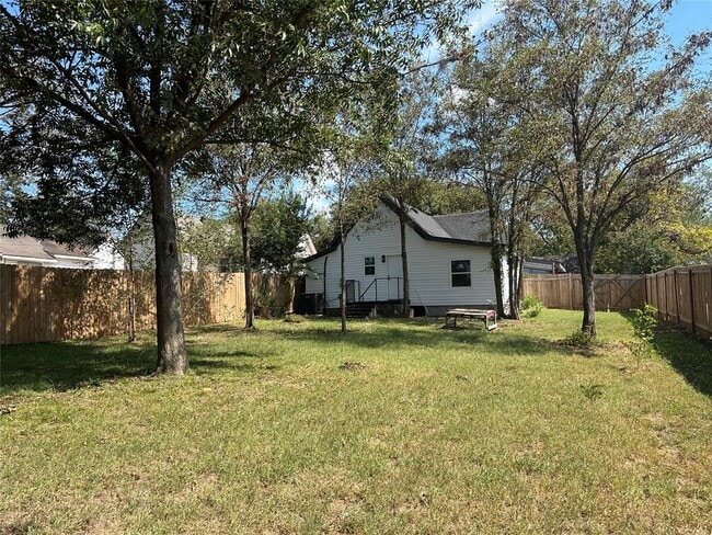 Building Photo - 304 N Tucker Ave