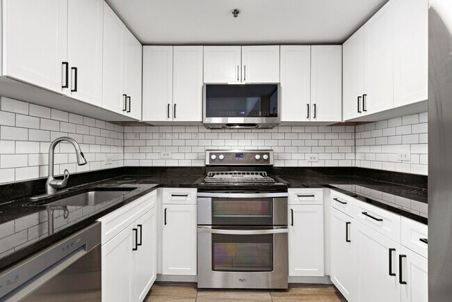Building Photo - 102 Christopher Columbus Dr