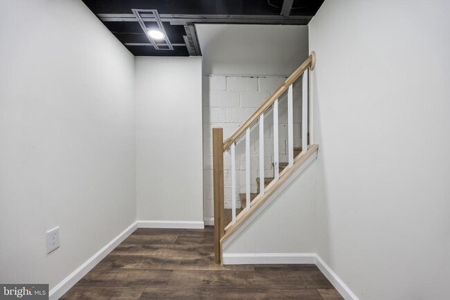 Building Photo - 113 W Albertson Ave