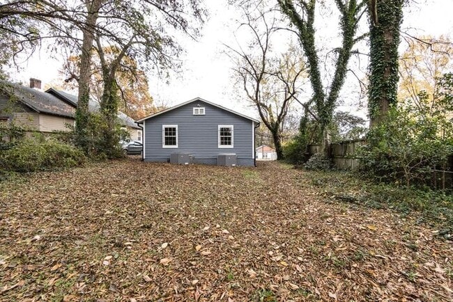 Building Photo - Recently Updated 1BA/1BA Duplex Home with ...