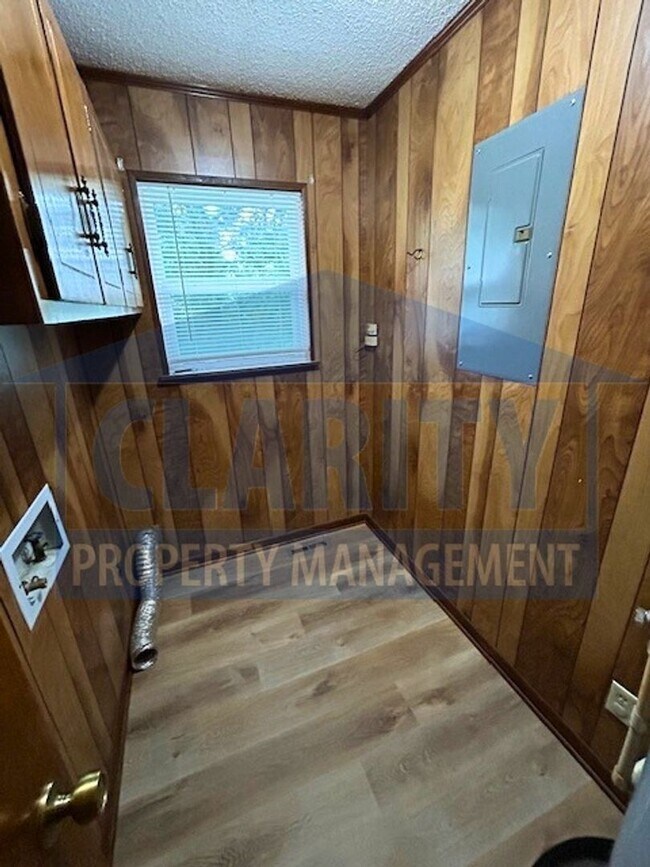 Building Photo - Spacious three bedroom home