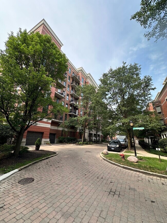 Building Photo - 343 W Old Town Ct