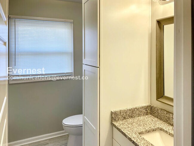 Building Photo - 3 Bed, 2 Bath Home with Off-Street Parking...