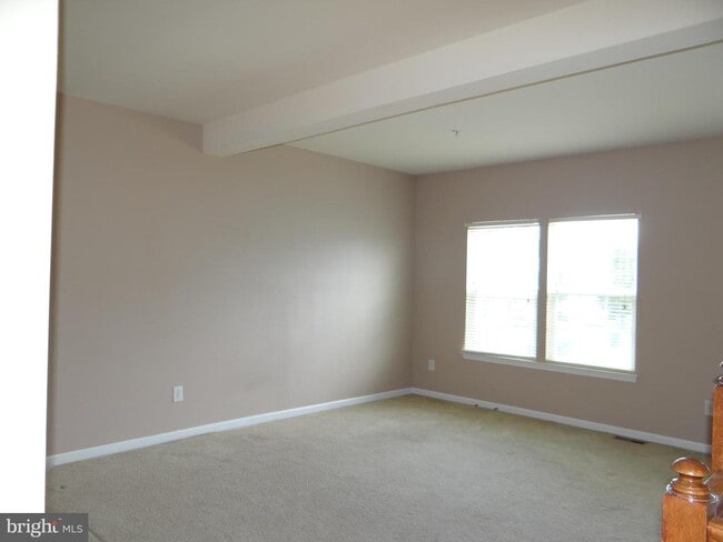 Building Photo - 400 Larose Dr