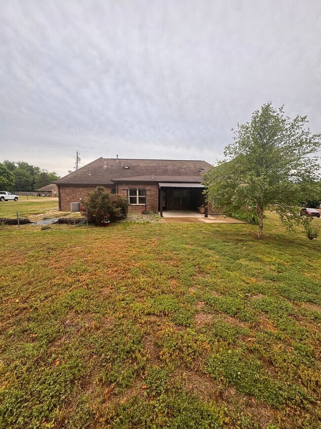 Building Photo - Beautiful 3 Bedroom, 2 Bath Home with 2-Car Garage!