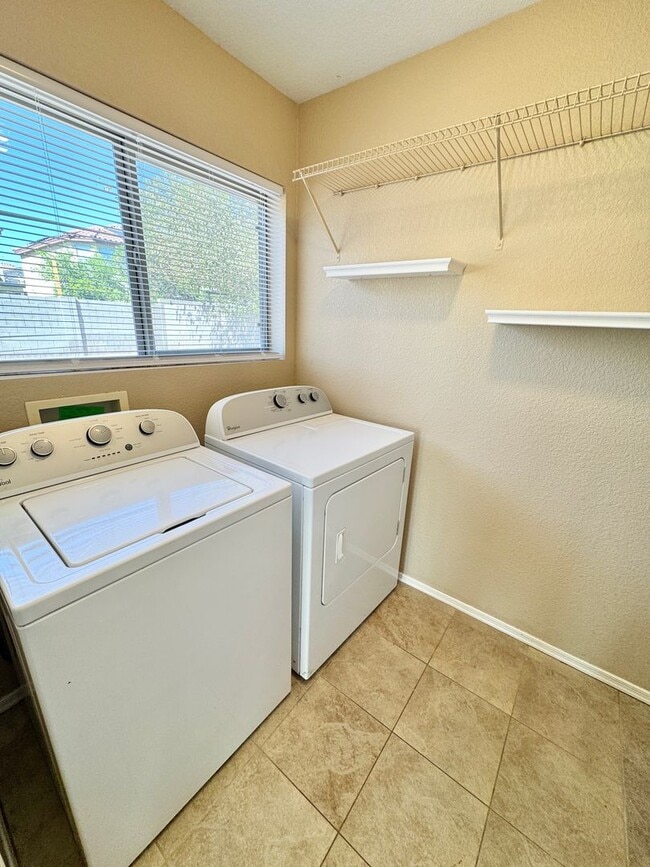 Building Photo - 3232 W Cavedale Dr