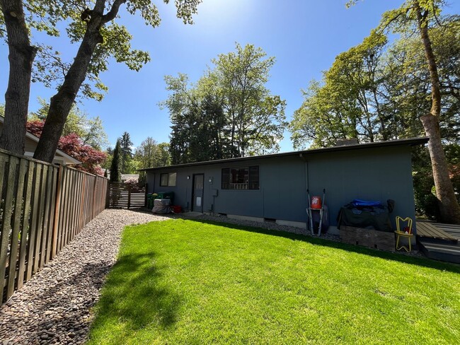 Building Photo - Midcentury modern 4-bedroom, 3-bathroom ho...