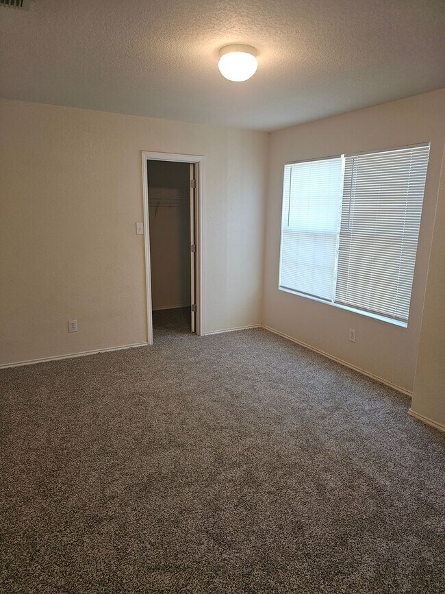 Building Photo - Huge House in a great area