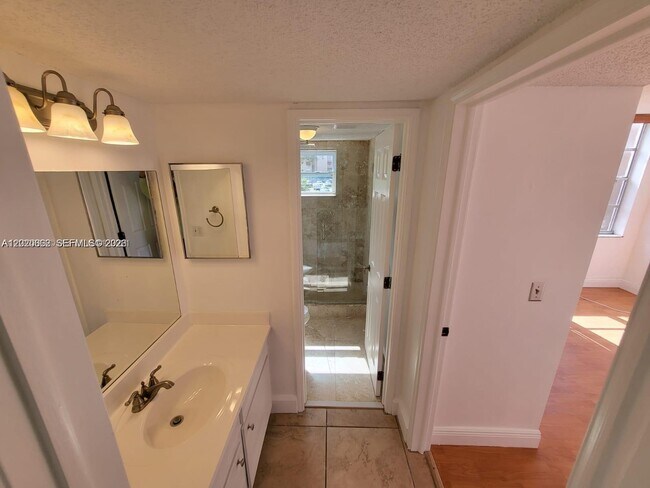 Building Photo - 9440 Live Oak Pl