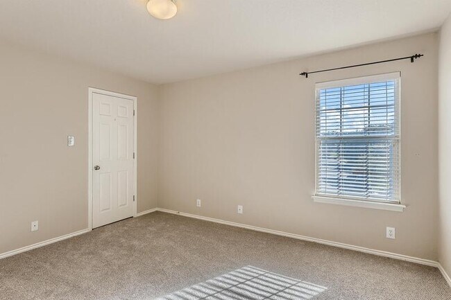 Building Photo - 8803 Redwood Bend