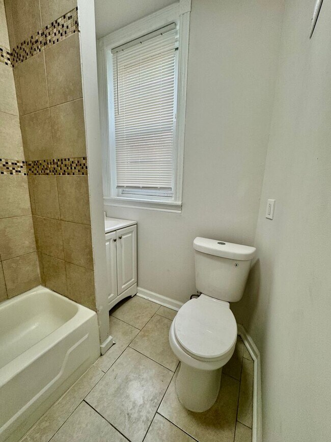 Building Photo - Spacious 3-Bedroom Home with Modern Amenit...