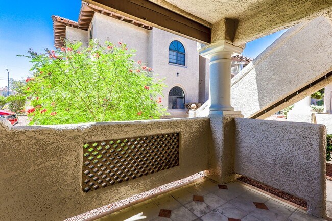 Building Photo - Great 1st Floor 2 Bed Condo