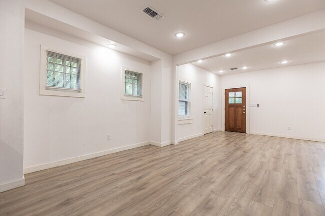 Building Photo - 1010 Burnet St