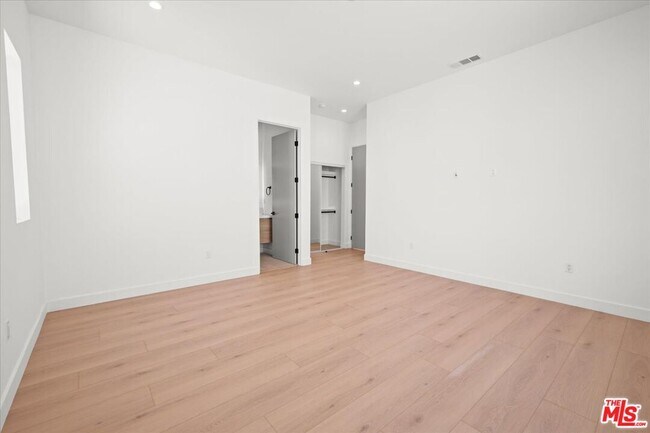 Building Photo - 5214 Satsuma Ave