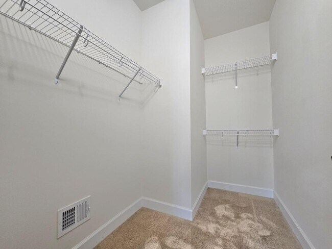 Building Photo - 8820 Englewood Farms Dr