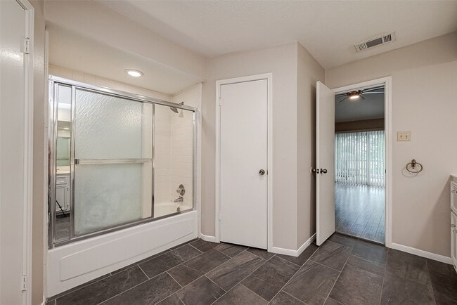 Building Photo - 131 Cove Cir