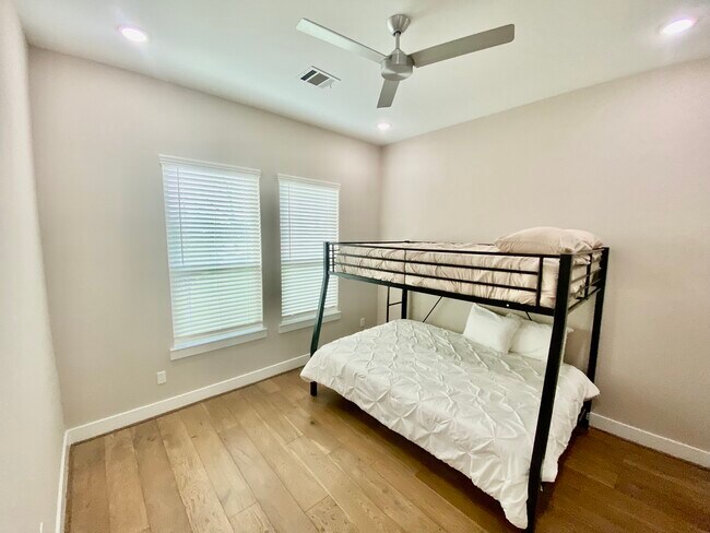 Building Photo - 303 Queen Sude Ln