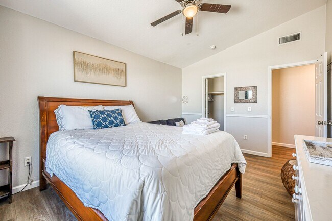 Building Photo - Beautiful Westside home FURNISHED with 4 b...