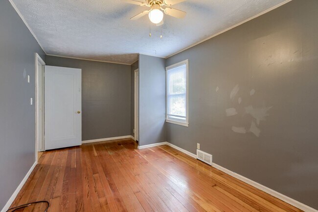 Building Photo - 2 Bedroom Benson Charmer!!