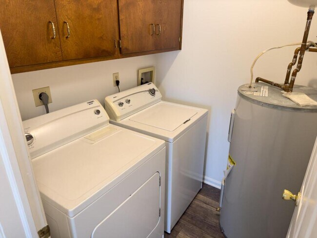 Building Photo - 4549 1/2 Hedgerow Dr