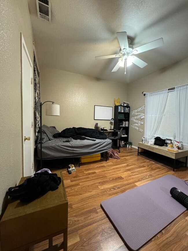 Building Photo - 4 Bedroom With Fenced Yard and Off-Street Parking Near UT