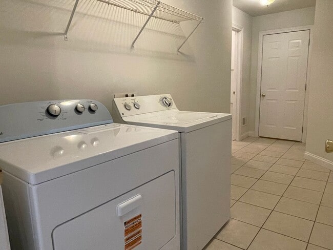 Building Photo - Shelby Twp 2-bedroom, 2-bath condo-style w...