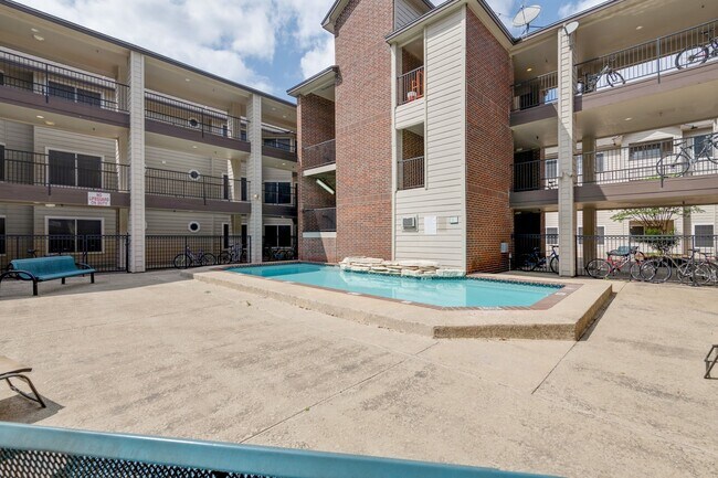 Building Photo - UT PRE LEASE: 3 bed/ 2 bath, West campus 1 Block to UT, 2 reserved parking spaces