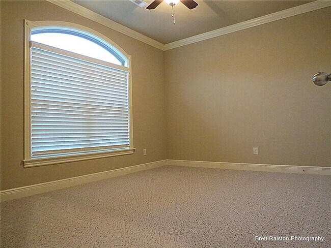 Building Photo - 6615 W Valley View Rd