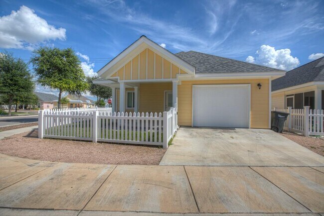 Building Photo - 1365 Hanz Dr