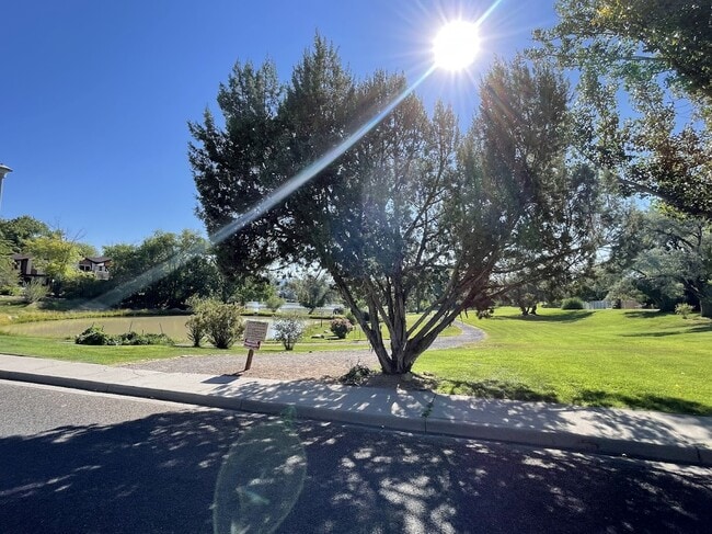 Building Photo - 3154 Lakeside Dr