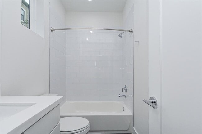 Building Photo - 1123 W 17th St