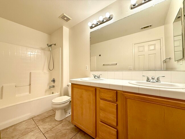 Building Photo - 44608 Avenida Linda