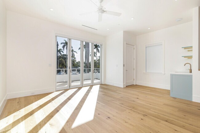 Building Photo - 261 Royal Poinciana Way