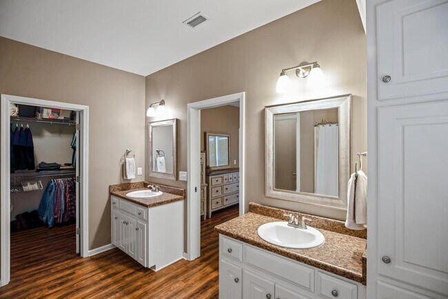 Building Photo - 220 Maplecliff Dr