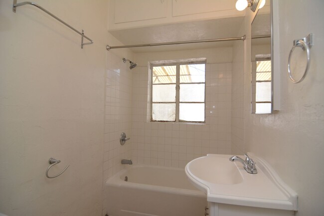 Building Photo - Charming 2 Bedroom 1 Bath House! Close to ...