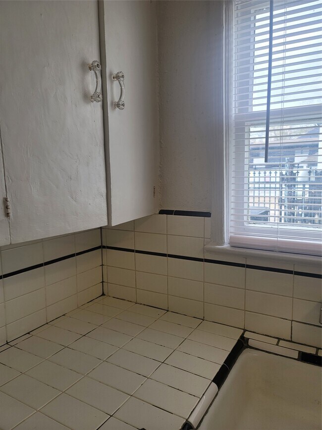 Building Photo - 1920 Binz St