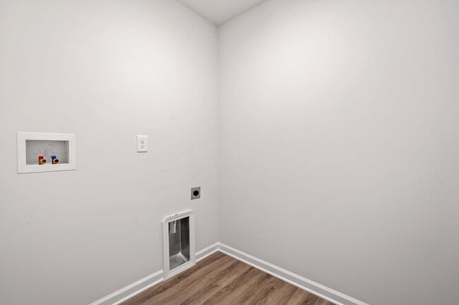 Building Photo - Lovely 3 BR, 2.5 BA Townhome, Centrally lo...