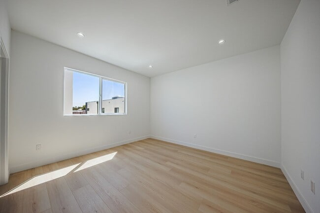 Building Photo - 2847 S Victoria Ave