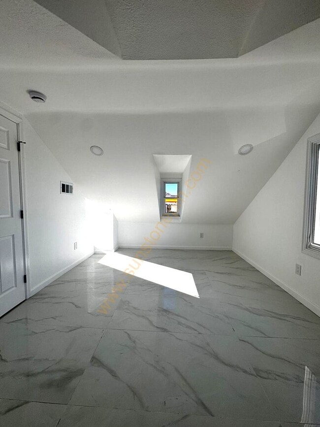 Building Photo - 696 E 9th St