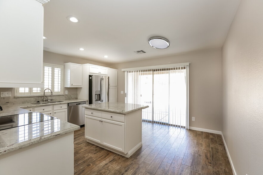 Building Photo - 10898 W Alvarado Rd
