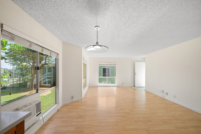 Building Photo - 2305