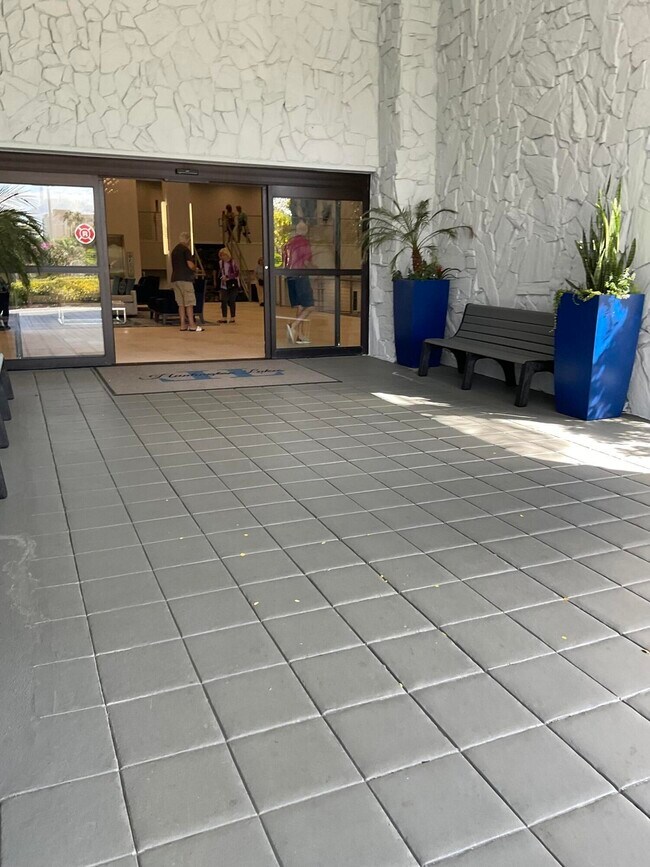 Building Photo - 14475 Strathmore Ln