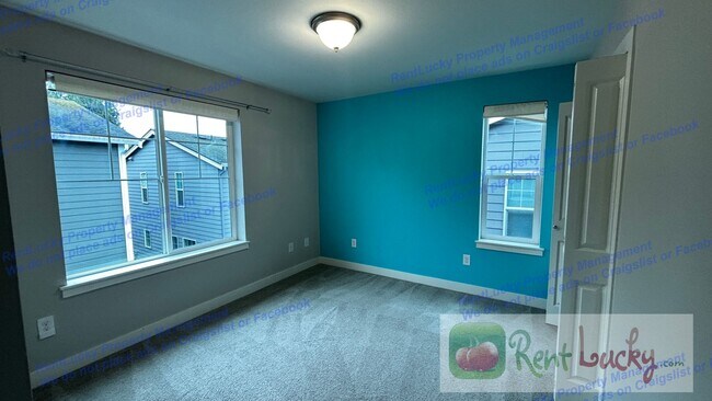 Building Photo - Spacious Issaquah Townhome w/ Entry-Level Suite & 2-Car Garage