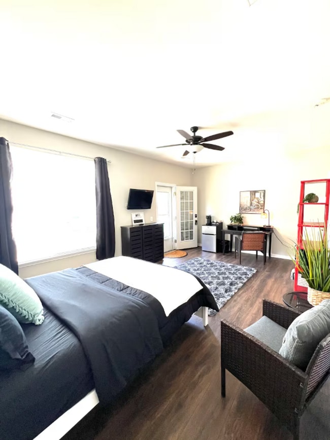 Building Photo - Beautiful 3 bedroom, 3 1/2 bathroom townhome in Tarrant Trace