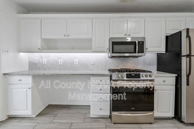 Building Photo - 123 E St SE