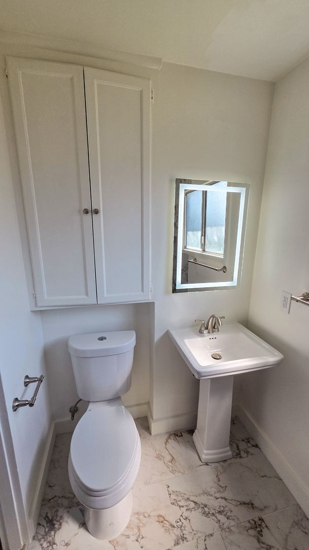 Building Photo - Beautifully Remodeled Detached 2 Bed 1 Bath Home with yard and pet friendly!