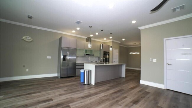 Building Photo - 2025 Greenbriar Ter